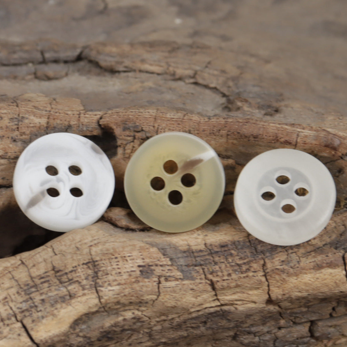 Drei 11.5mm 4-Loch Resin-Knöpfe: weiß, gelblich, rund, vier Nählöcher