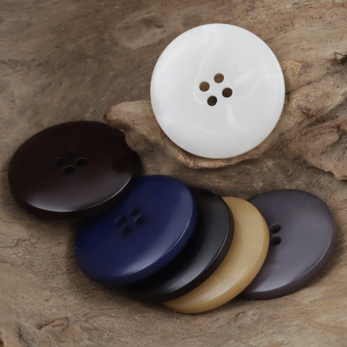 4-Loch Resin-Naehknopf, schalenfoermig: weiss, schwarz, blau und khaki