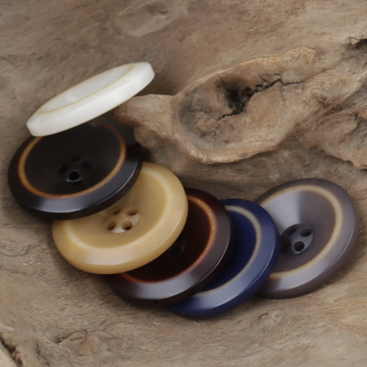 Resin-Naehknopf mit 4 Lochen, schalenfoermig: creme, braun, blau und dunkelbraun