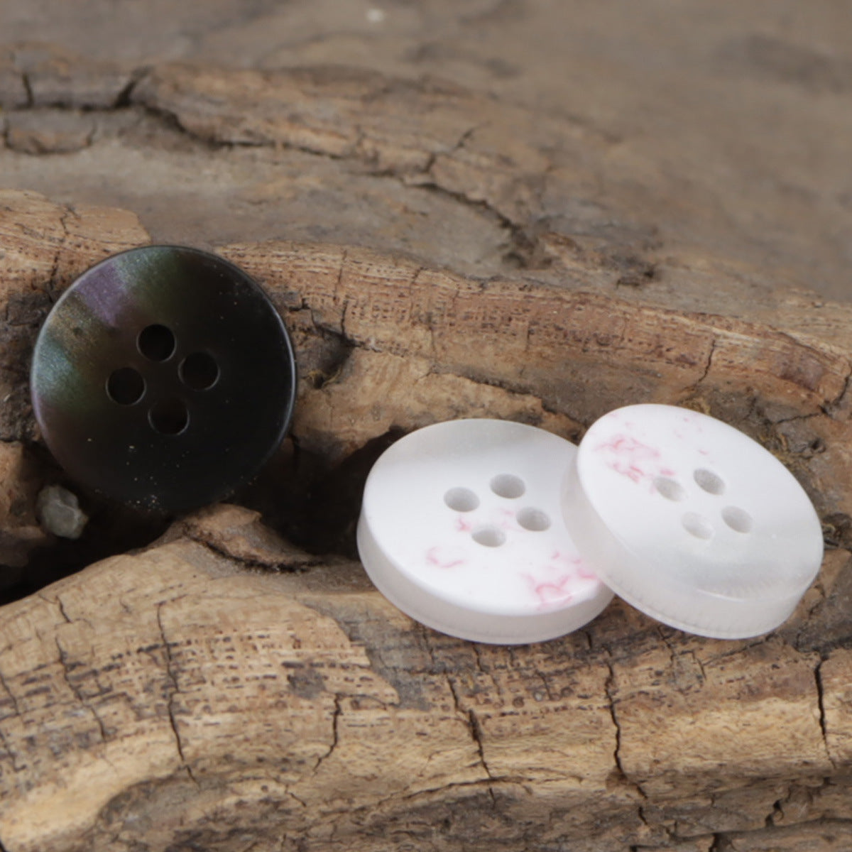 Round 4-hole resin buttons, 11.5mm, black and white, ribbed border