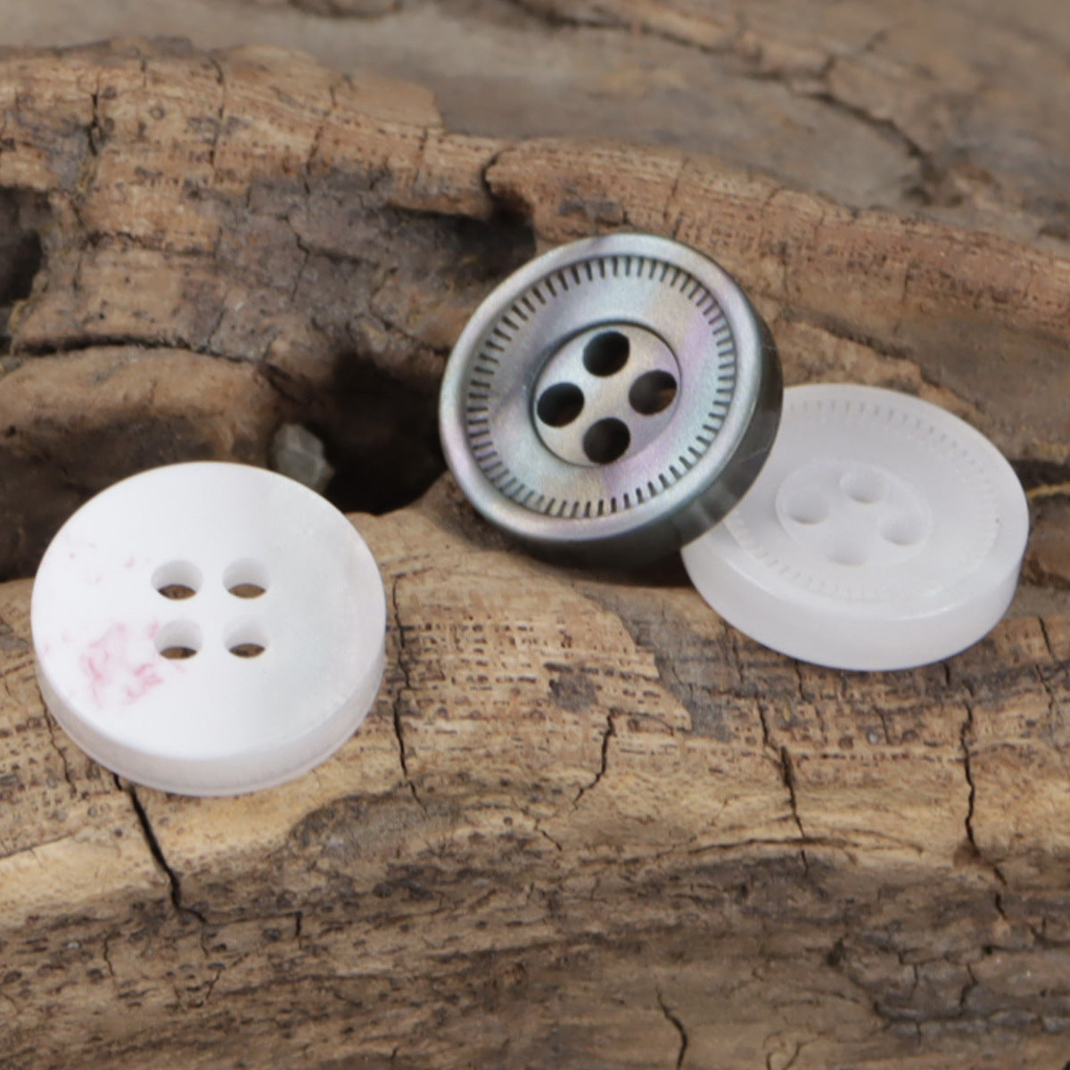 Round 4-hole resin buttons, 11.5mm, white with ridged edge