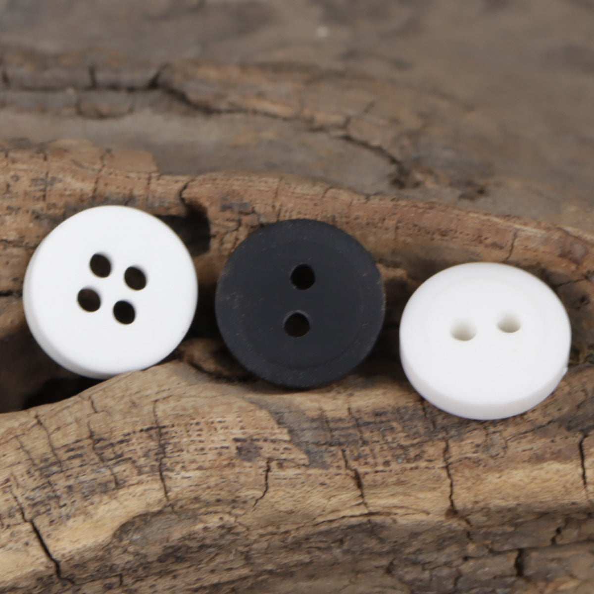 Black and white resin shirt buttons, round 4-hole (assorted set)