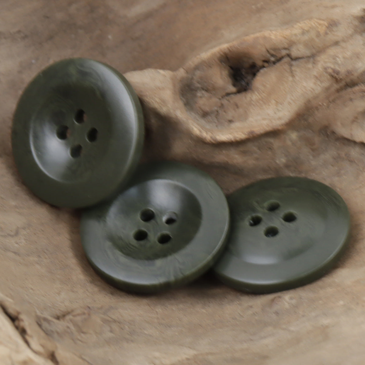 Dark green four-hole resin buttons, wide edge, close angle