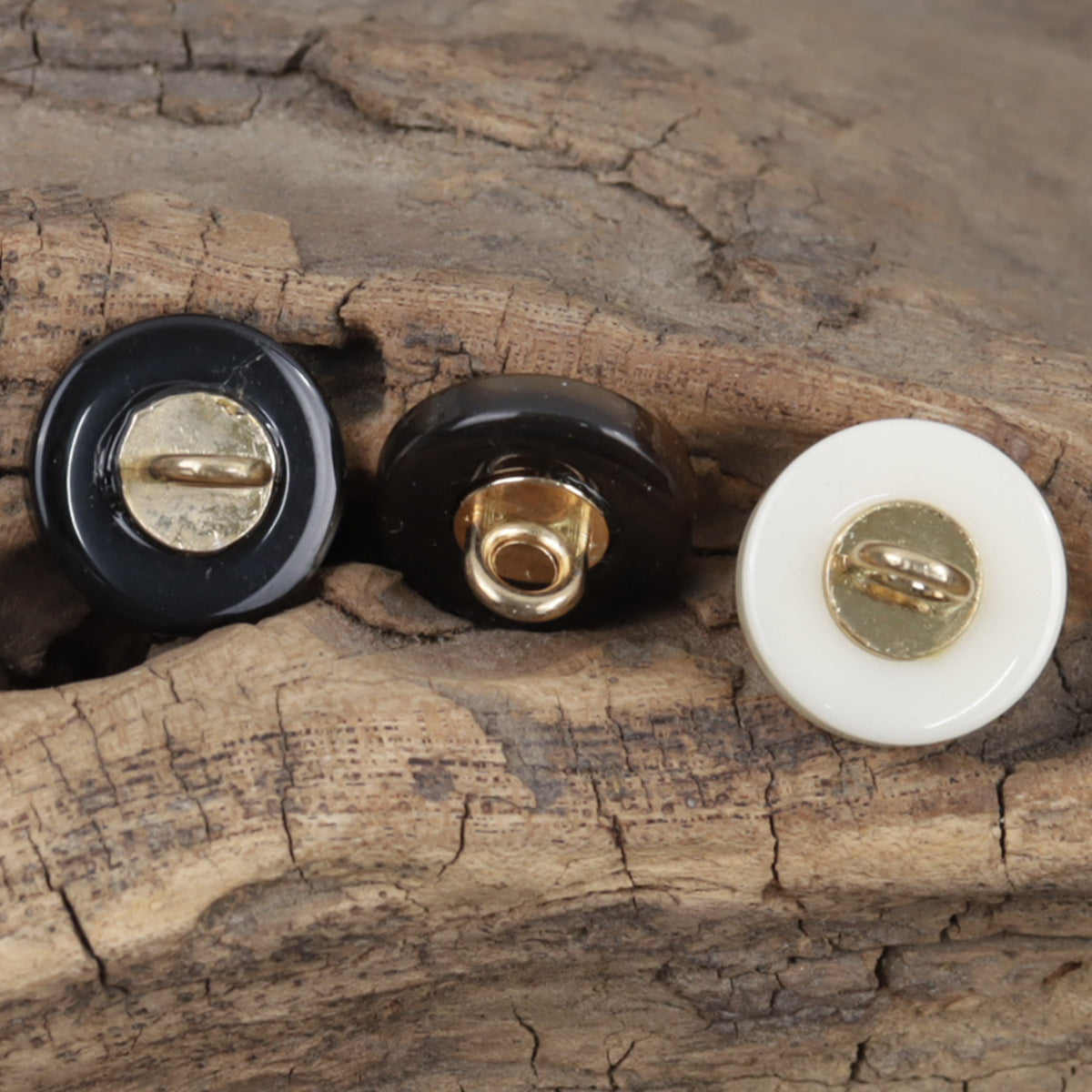 Round resin buttons: black and milk-coffee/beige, gold metal shanks, glossy fronts