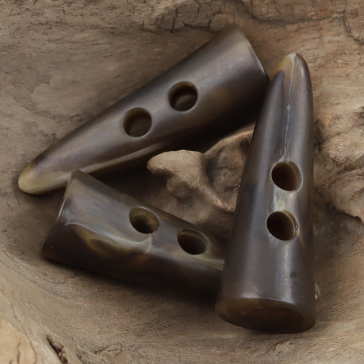 Braune Harz-Toggelknöpfe (55 mm) mit runden Durchgangslöchern in länglicher Form