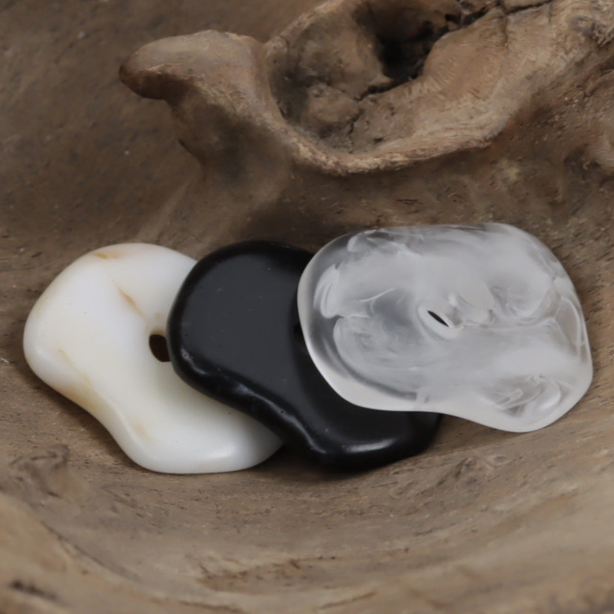 Resin-Button im Paar-Look: weißer und schwarzer 2-Loch-Knopf, dreieckige Form