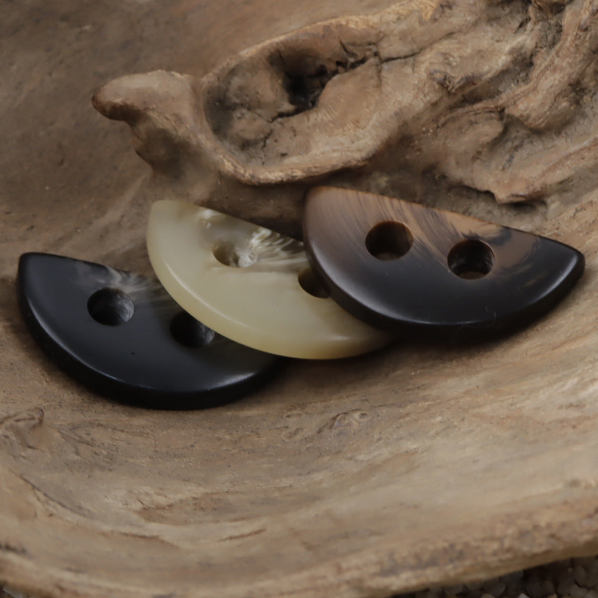 Halbkreis-Resin-Knöpfe mit 2 Löchern, Schwarz, Creme und Braun-Hornoptik
