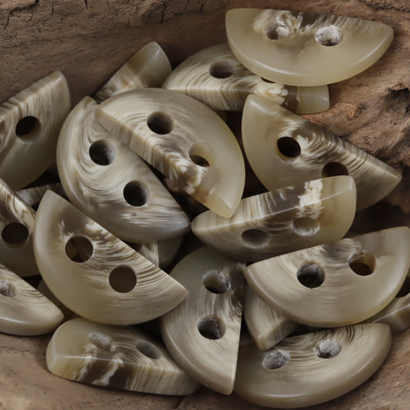 Halbkreis-Resin-Knöpfe, 2 Löcher, Khaki-Hornoptik im Stapel