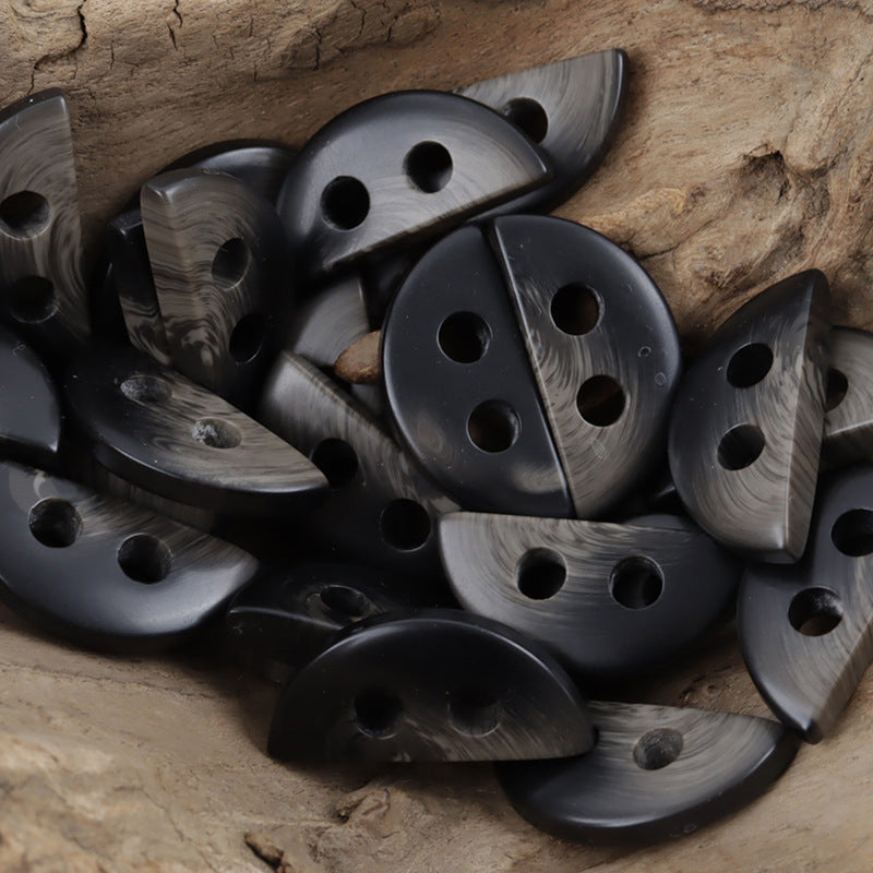 Dunkle Halbkreis-Resin-Knöpfe, 2 Löcher, Hornoptik, Detailansicht