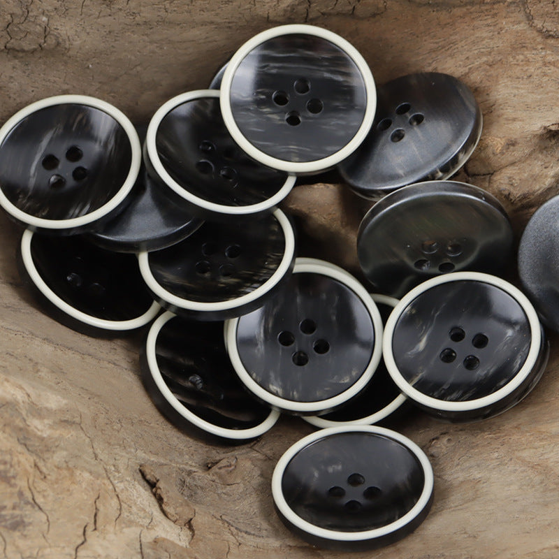 Schwarze Resin-Knöpfe mit 4 Löchern, dunkle Farbmaserung, rund
