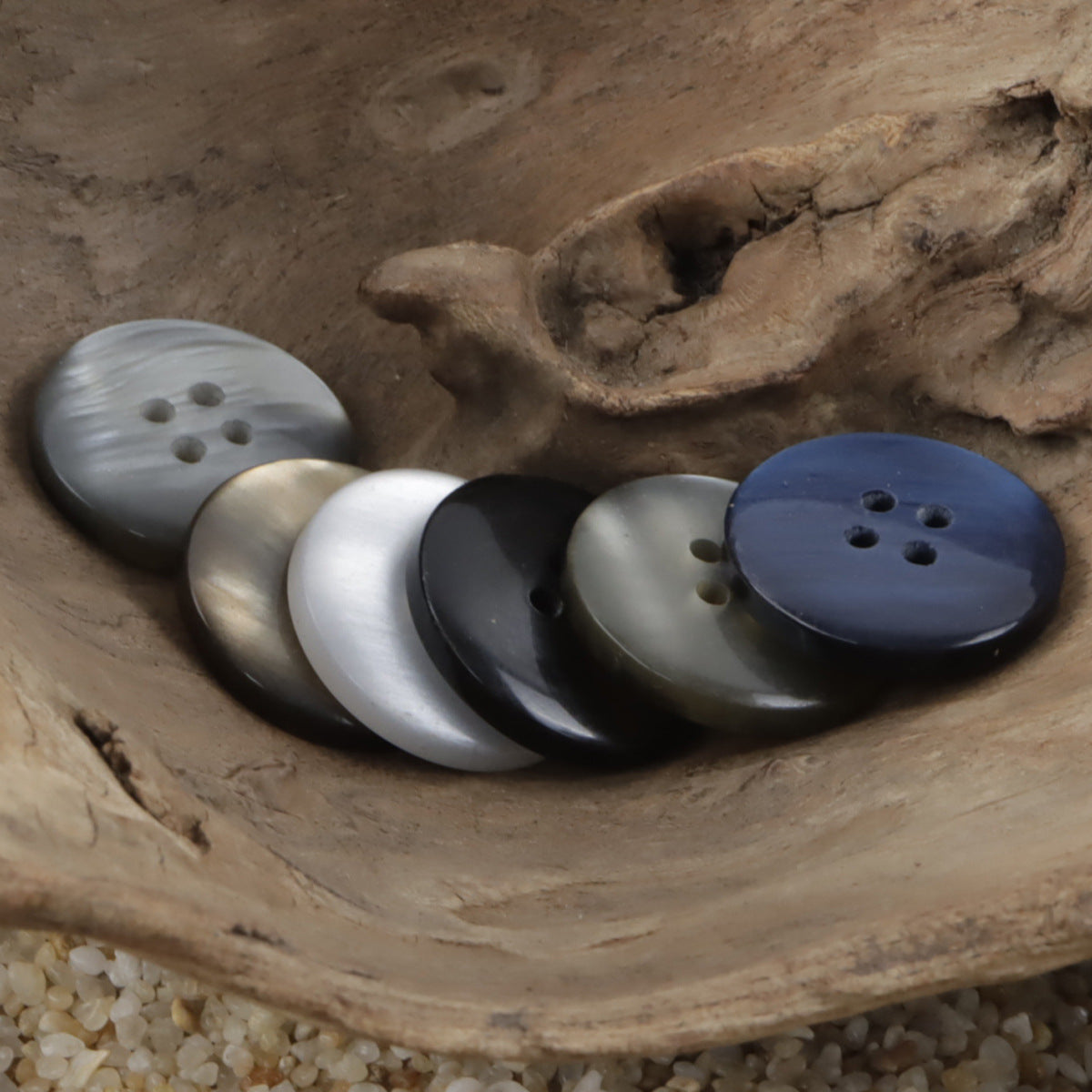 Runde 4-Loch-Resin-Knöpfe mit Wellenmuster in Grau-, Braun- und Blautönen, im Set
