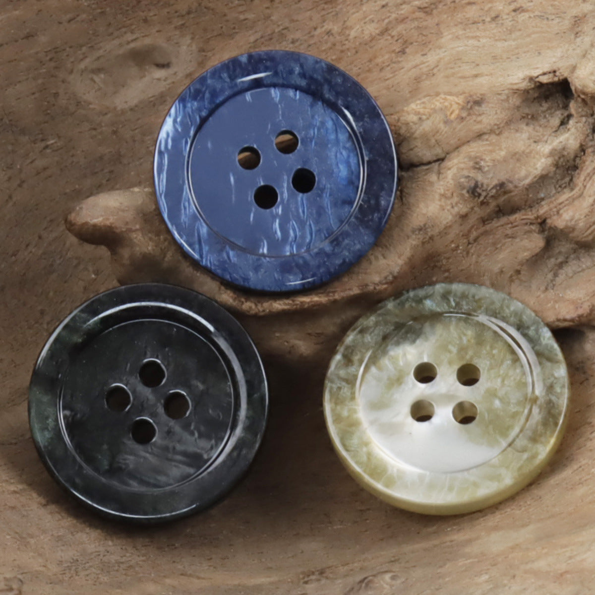 Runde 4-Loch-Resin-Knöpfe mit Wellenmuster, blaue und olivgrüne Farbtöne, im Set