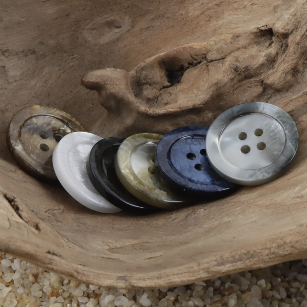 Runde Resin-Knöpfe mit 4 Löchern und Wellenmuster in Blau, Weiß, Schwarz und Beige