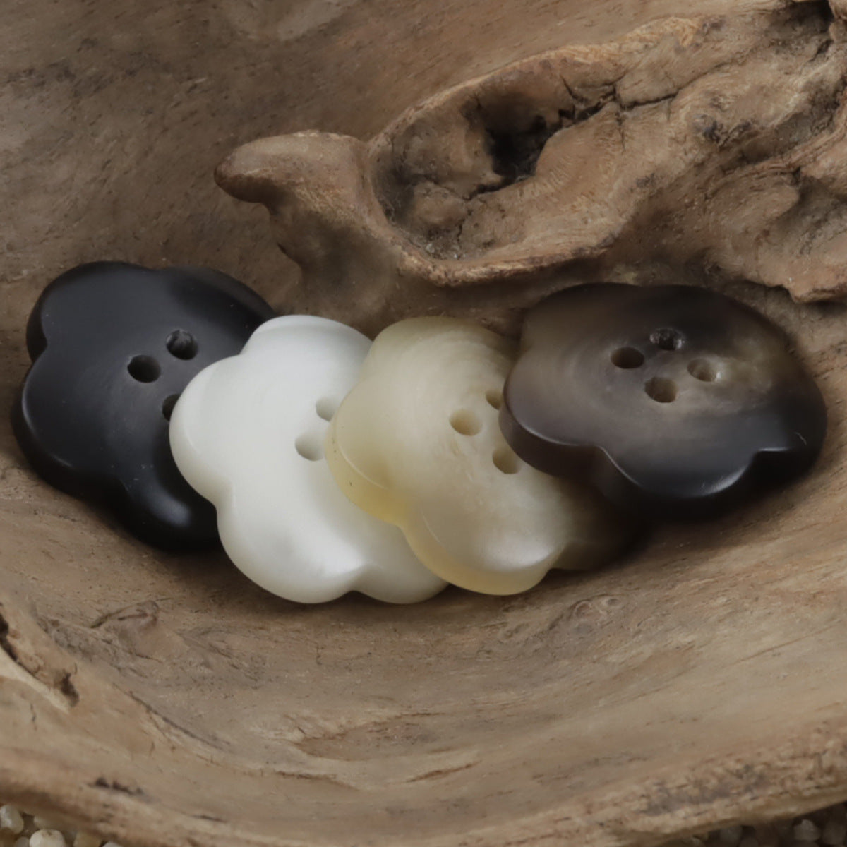 Mixed color flower amber resin buttons with 4 holes, matte flower-shape fronts