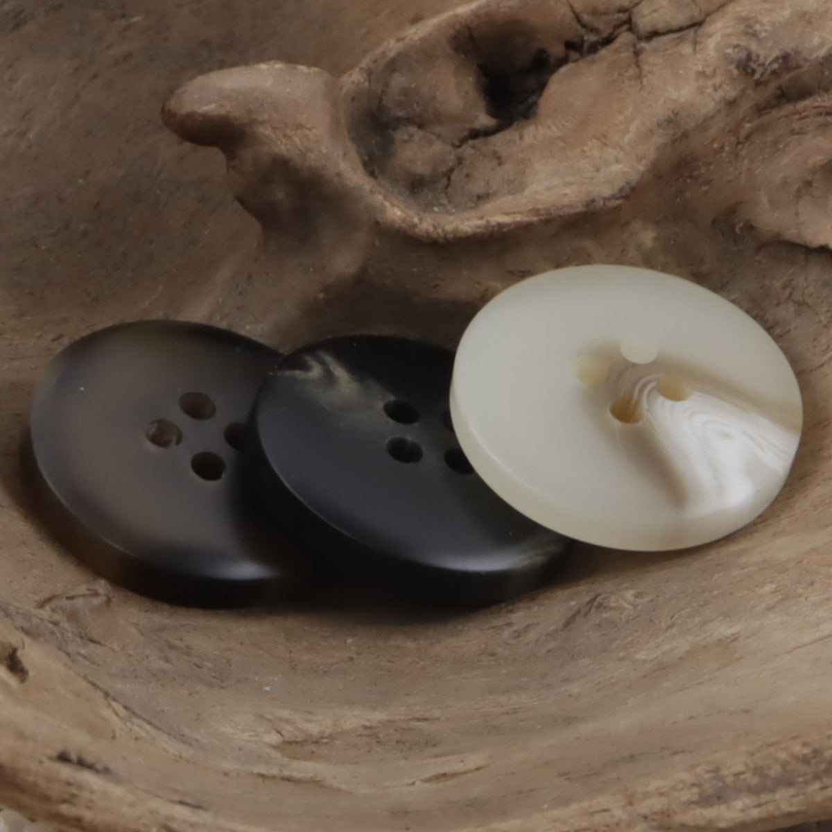 Round 4-hole resin buttons, cream and dark coffee tones