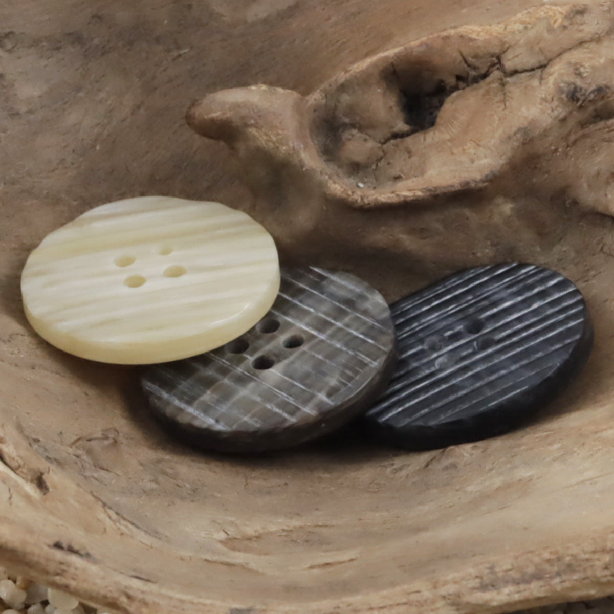 Flat resin buttons with woodgrain stripes in beige, coffee and dark gray/black, 4 holes