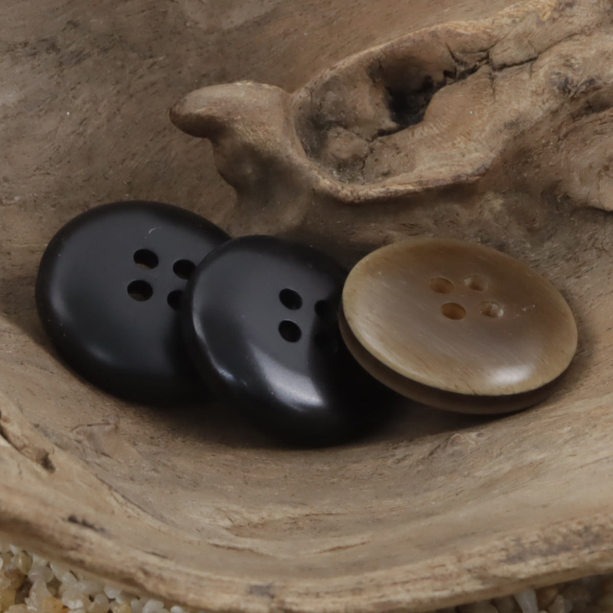 Round resin suit buttons in dark and light coffee tones, 4-hole faces