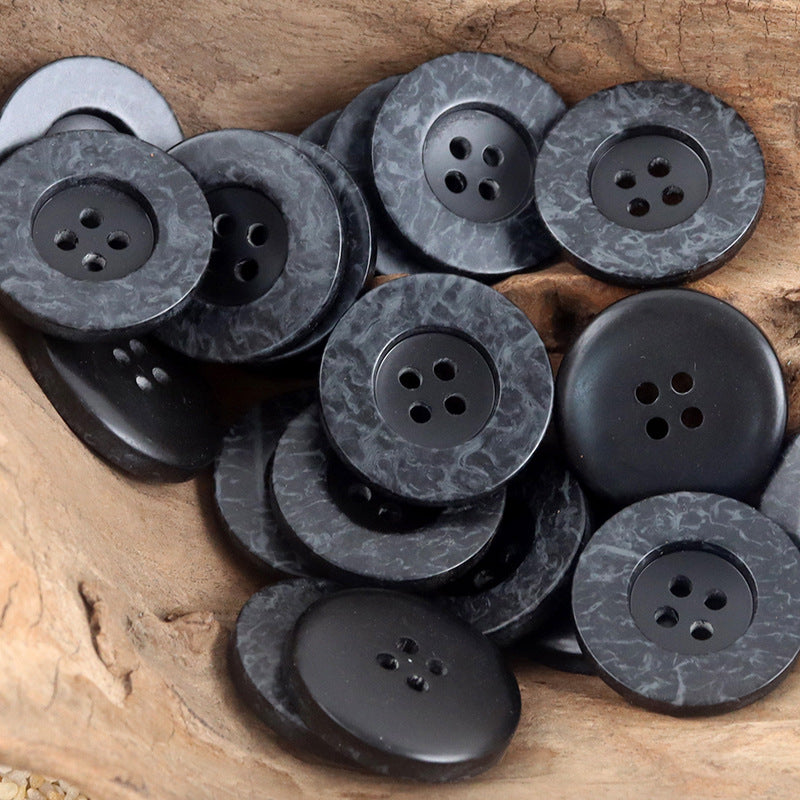 Gefleckter Resin-Knopf mit 4 Löchern, breiter Rand, dunkelgrau