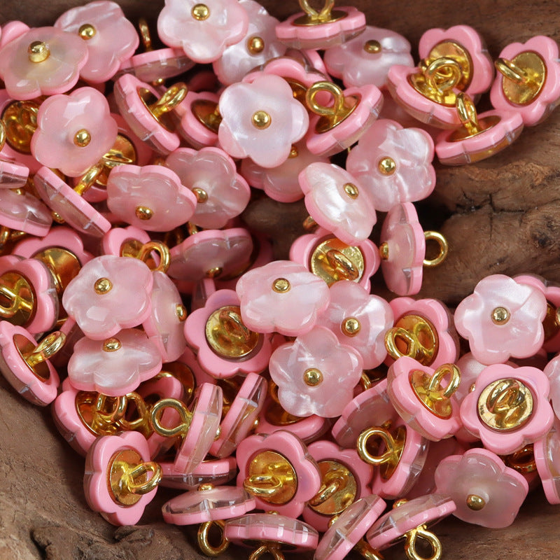 Rosa Blütenknöpfe aus Harz mit Schaft und goldfarbener Öse, viele Stück