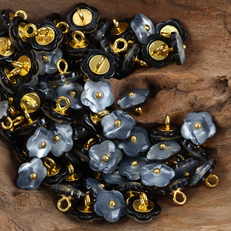 Dunkelblaue/ schwarze Blütenknöpfe aus Harz mit Schaft und goldfarbener Öse, viele Stück