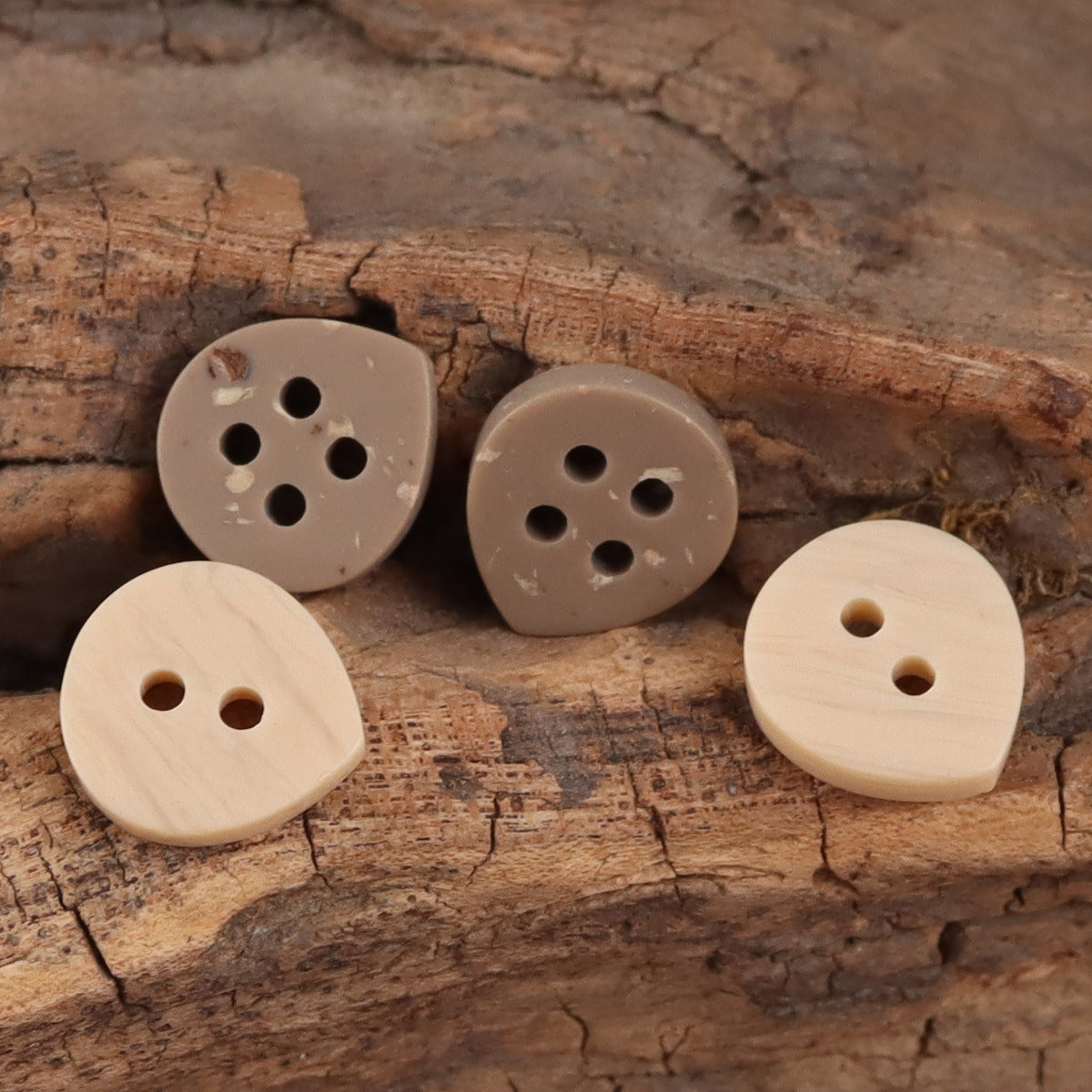 Resinbuttons in hellem Khaki auf Holz, 2- und 4-Loch-Design, mehrere Stücke