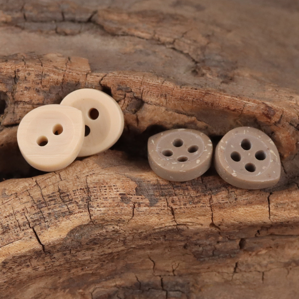 Resinbuttons, teils helles Khaki und dunkler, Tropfenform mit 2- und 4 Löchern