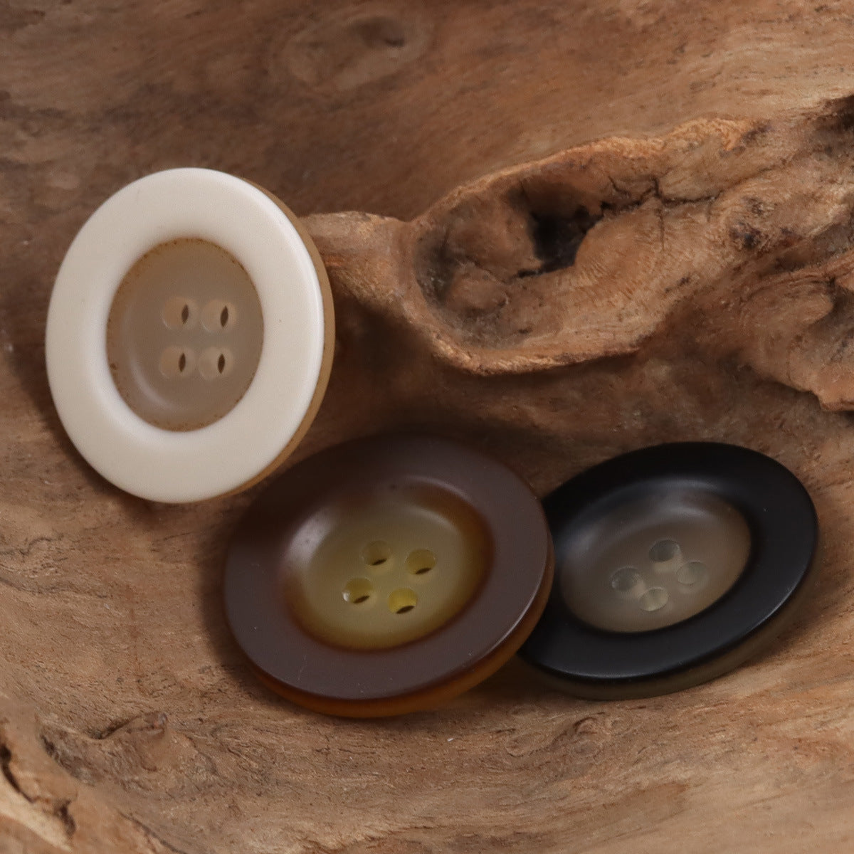 4-Loch Resin-Knöpfe mit breiter Kante, weiß, braun und dunkelgrau