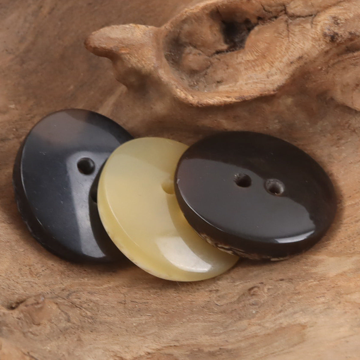 Curved oval resin buttons, imitation wood grain, black