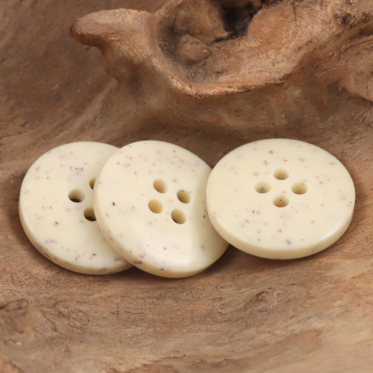 Beige Harzknöpfe, rund, dicke Optik, gepunktetes Blumenmuster, mehrere Knopflöcher