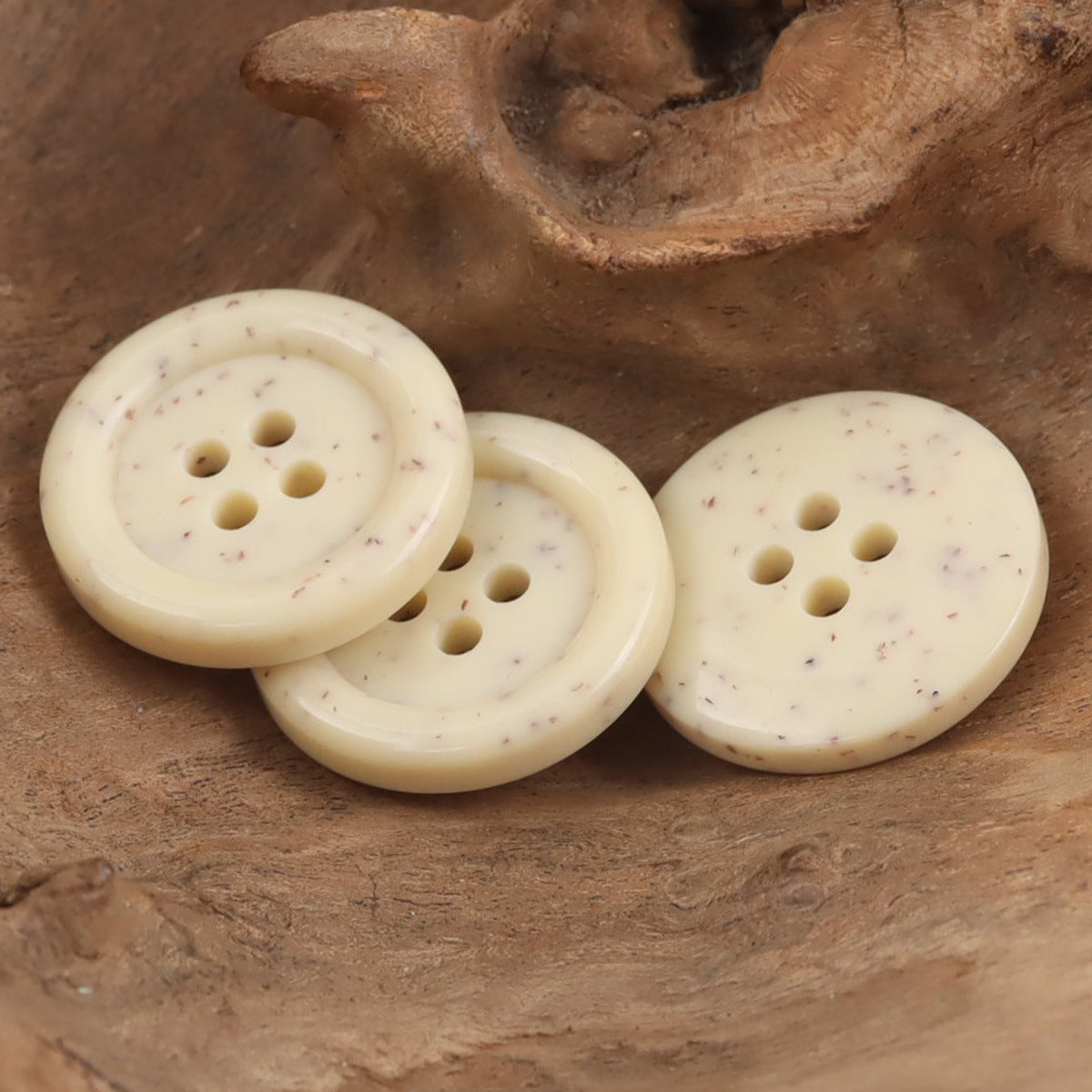 Beige Harzknöpfe im Set, rund, dick, mehrere Knopflöcher, gepunktetes Blumenmuster
