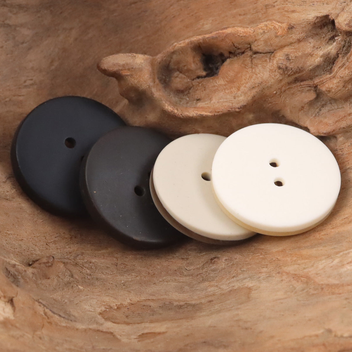2-hole resin buttons, wood-grain look: dark gray and cream