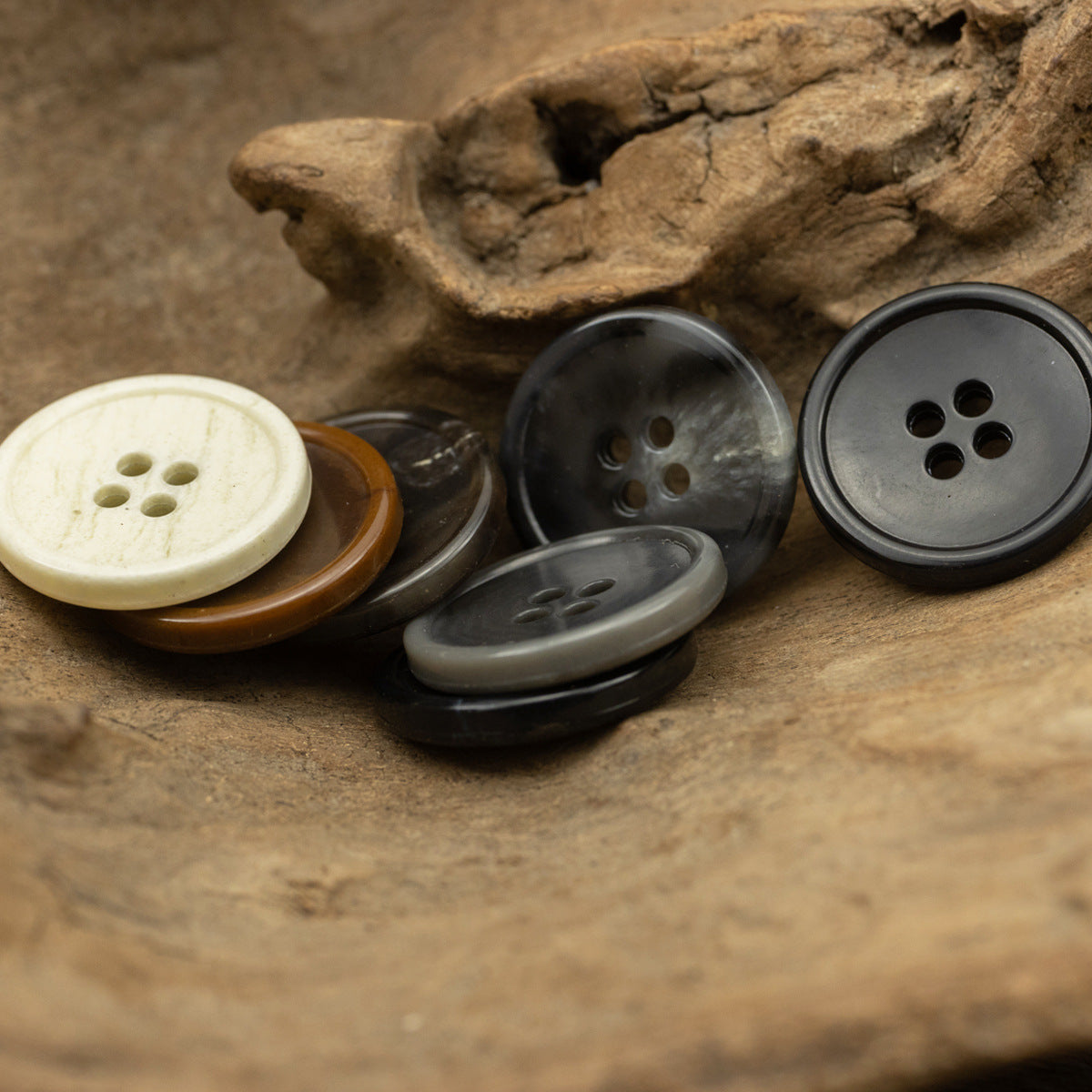 Assorted round 4-hole urea-look buttons, slim edge, imitation fruit texture