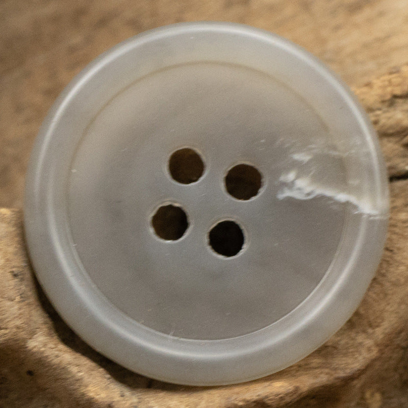 Round 4-hole button in light gray urea resin