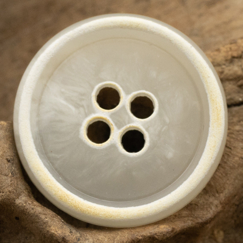 Round 4-hole button in off-white urea resin