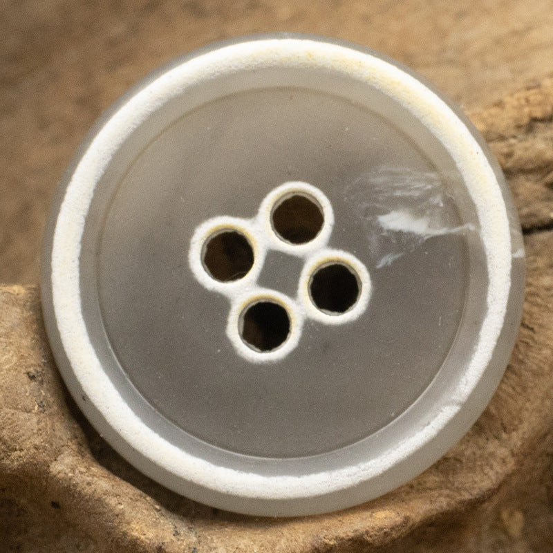 Round 4-hole imitation horn buttons, light gray with white rim