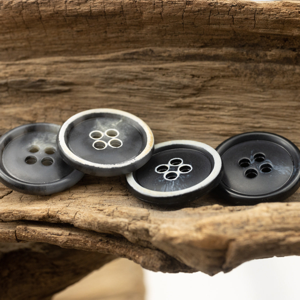 Mixed-color round 4-hole urea resin buttons with imitation horn pattern
