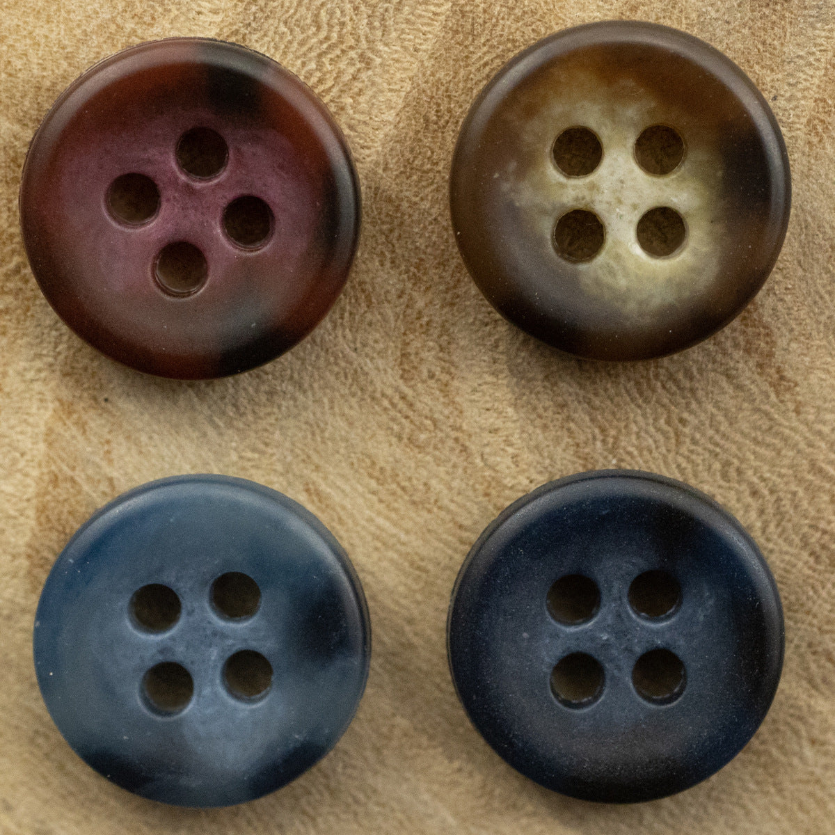 Matte Urea-Hemdknöpfe, 4 Löcher, braun, oliv und blau (2x2 Set)