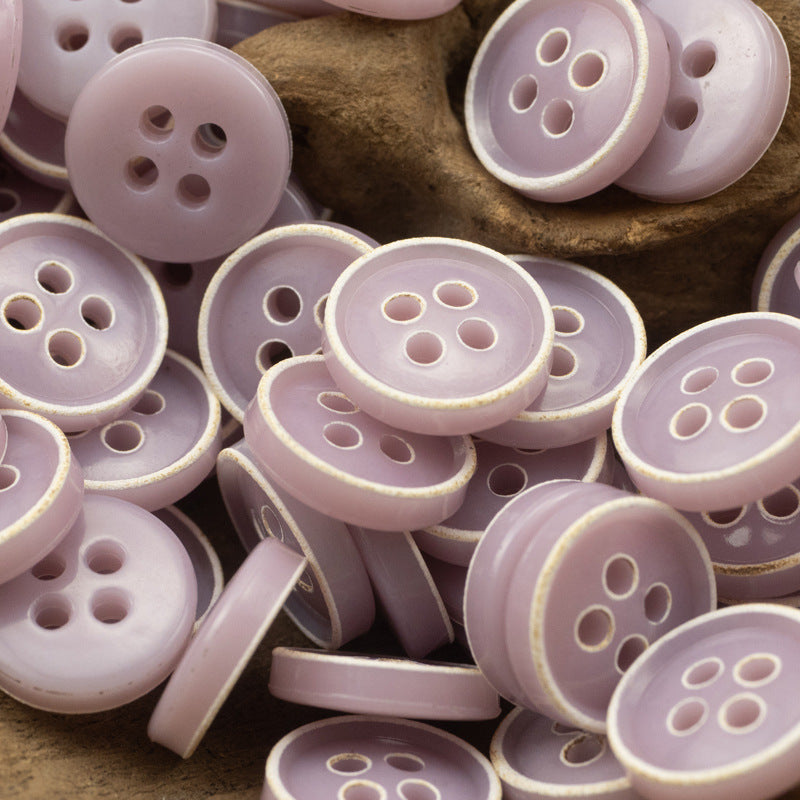 Urea-Resin-Knöpfe, helllila bis rosé, runde 4-Loch-Optik mit Zierkante, 150er-Pack