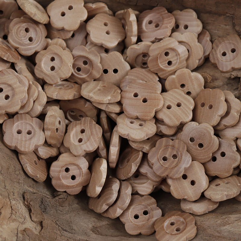 Viele Holzknöpfe mit zwei Löchern, rund und blumenförmig, hellbraun