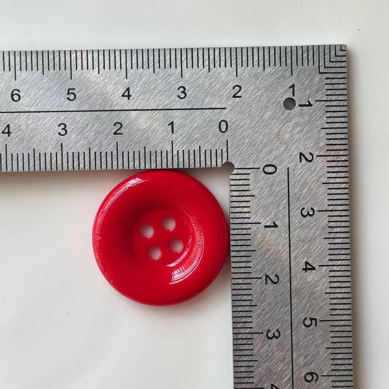 Botón plástico rojo redondo de 4 agujeros, aprox. 25mm de diámetro