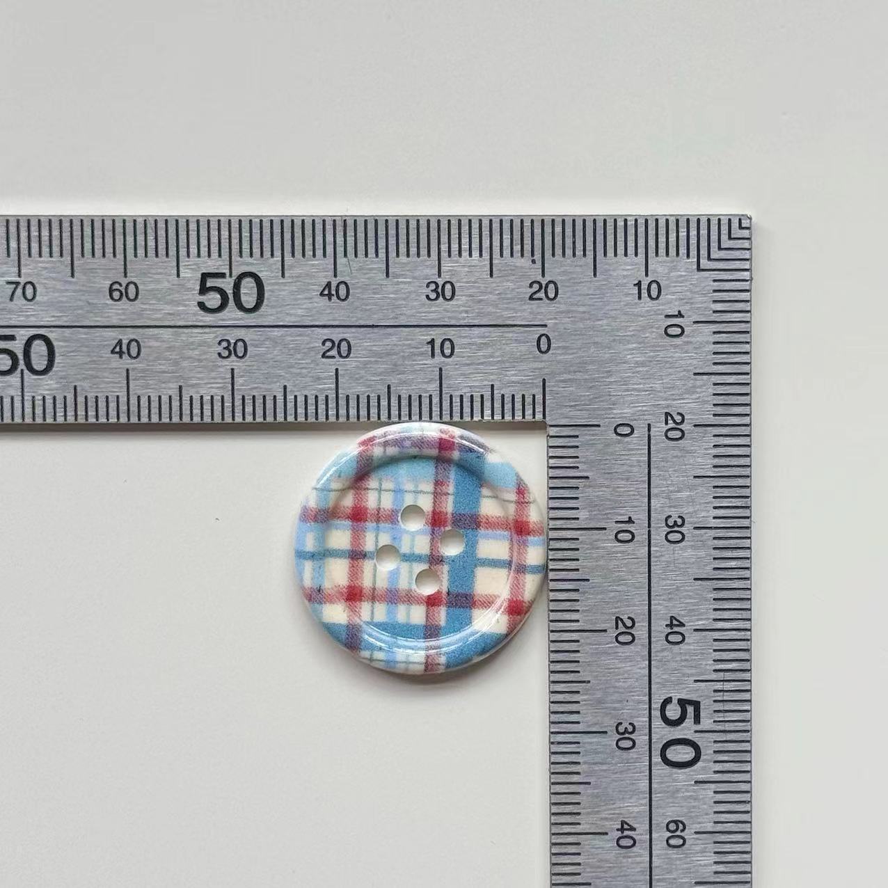 25mm Resinknopf, 4 Löcher, blau-rot kariert