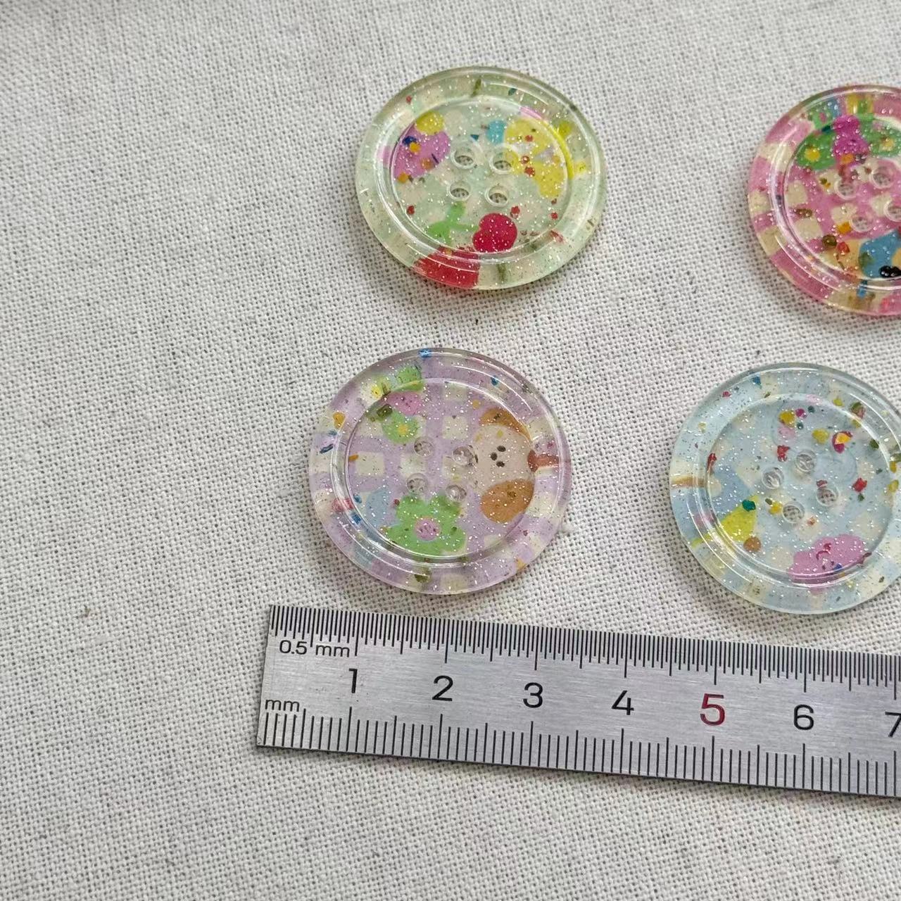 Botón resina 25 mm rosa brillante, redondo, 4 agujeros, transparente con confeti multicolor