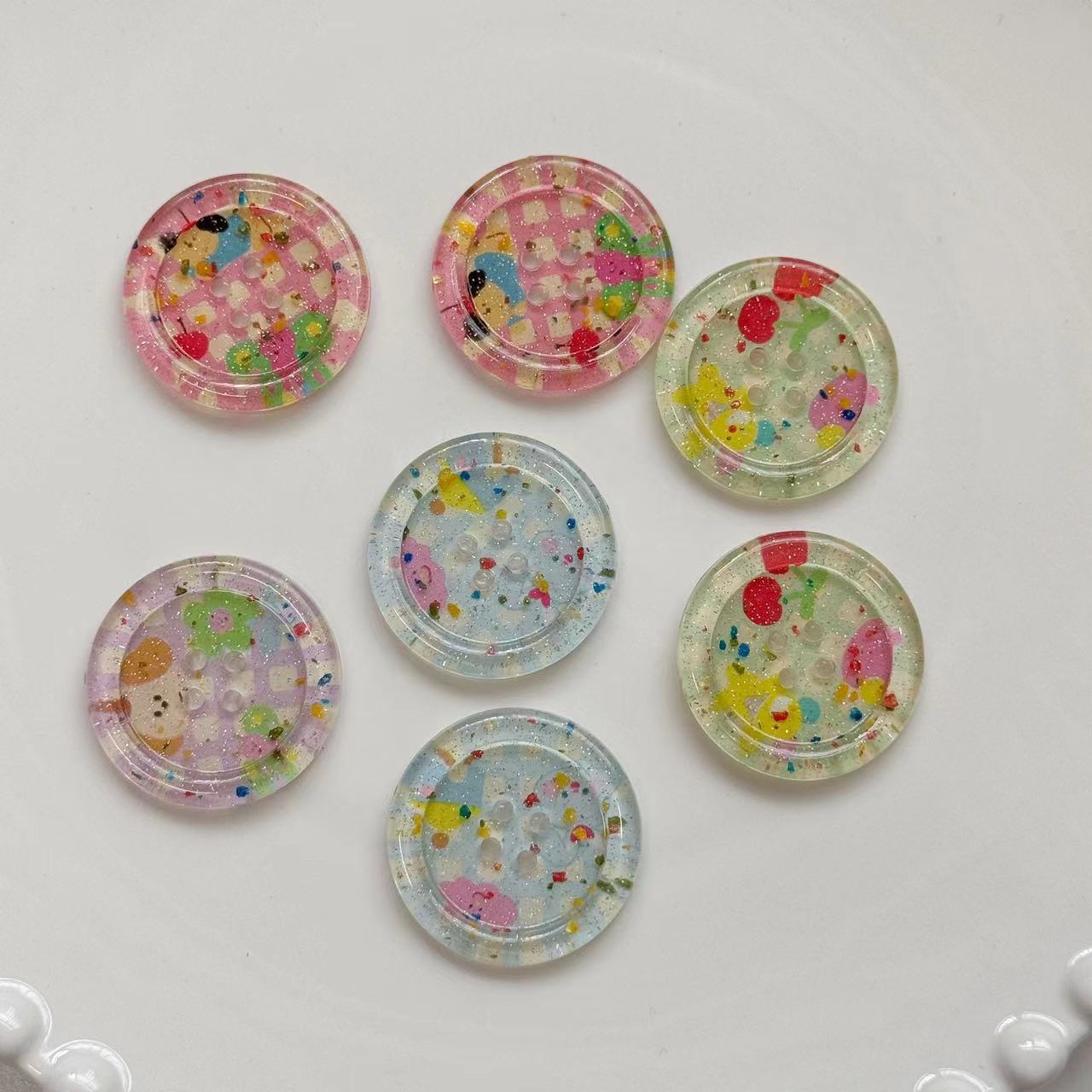 Pack de botones resina redondos, 4 agujeros, 25 mm, confeti multicolor en base rosa/transparente