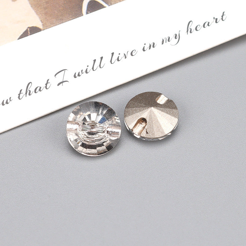 Zwei Glas-Kristallknöpfe: Crystal White und Crystal Black, rund, glänzende Facetten