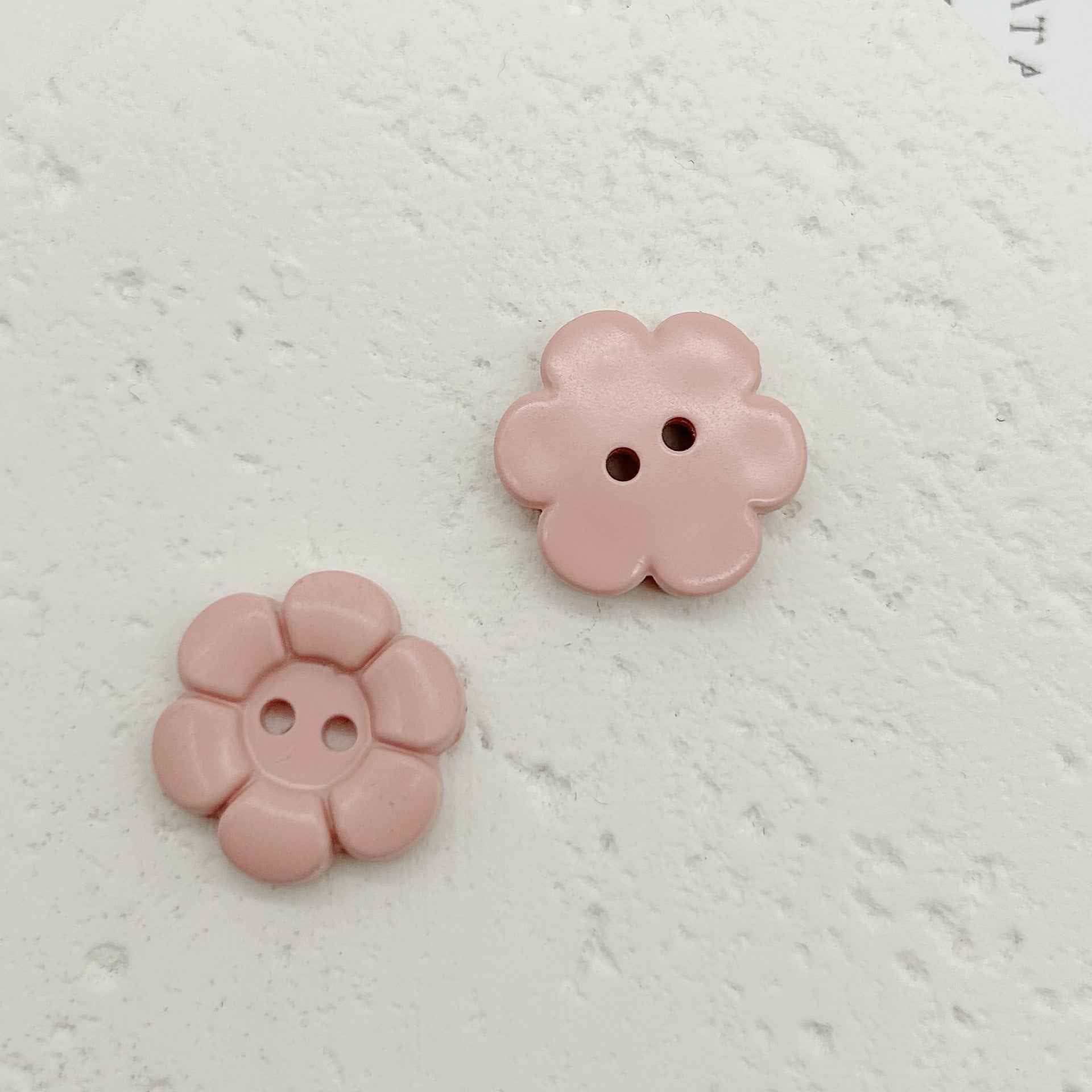 Hellrosa blumenförmige Kunststoffknöpfe mit zwei Löchern, 2 Stück