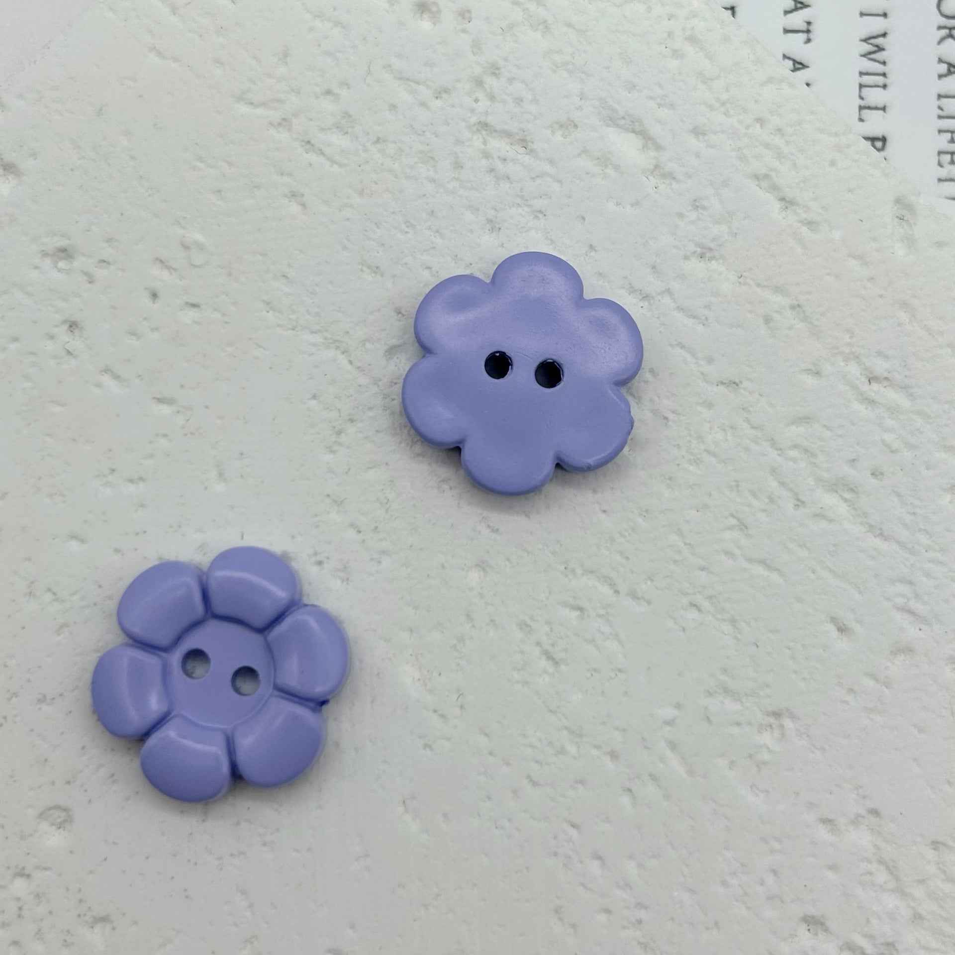 Lavendel-farbene blumenförmige Kunststoffknöpfe mit zwei Löchern, 2 Stück