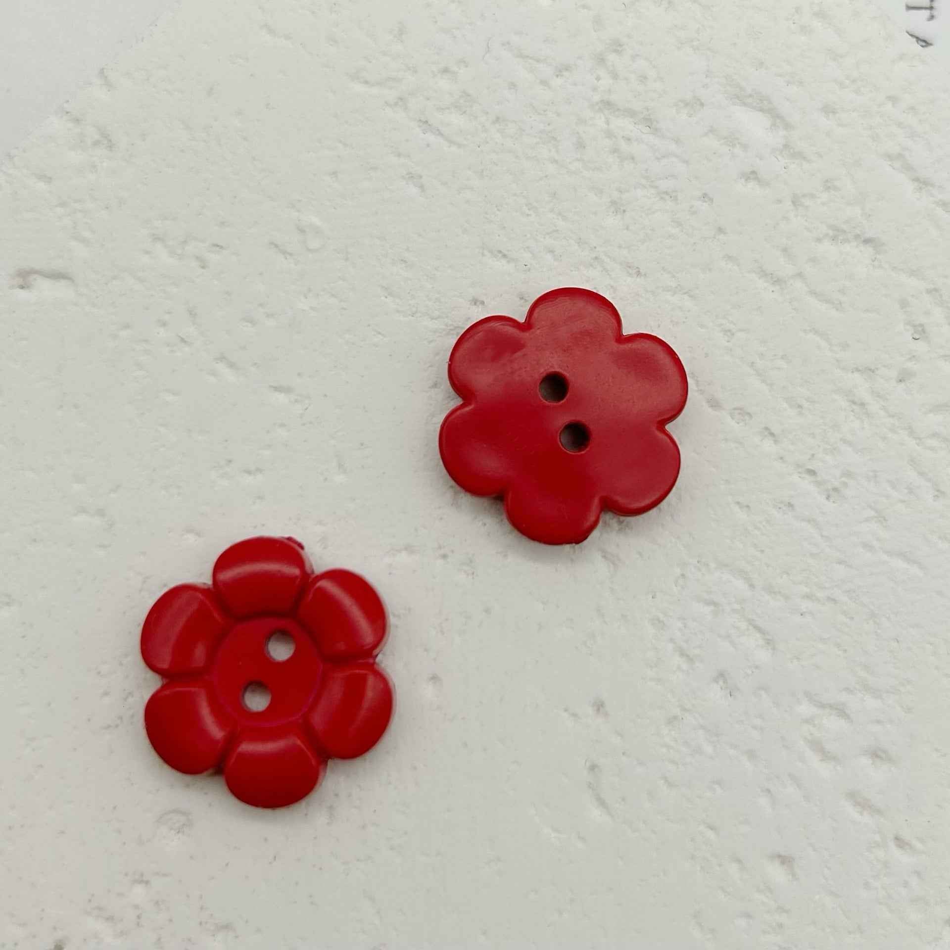 Rote blumenförmige Kunststoffknöpfe mit zwei Löchern, 2 Stück