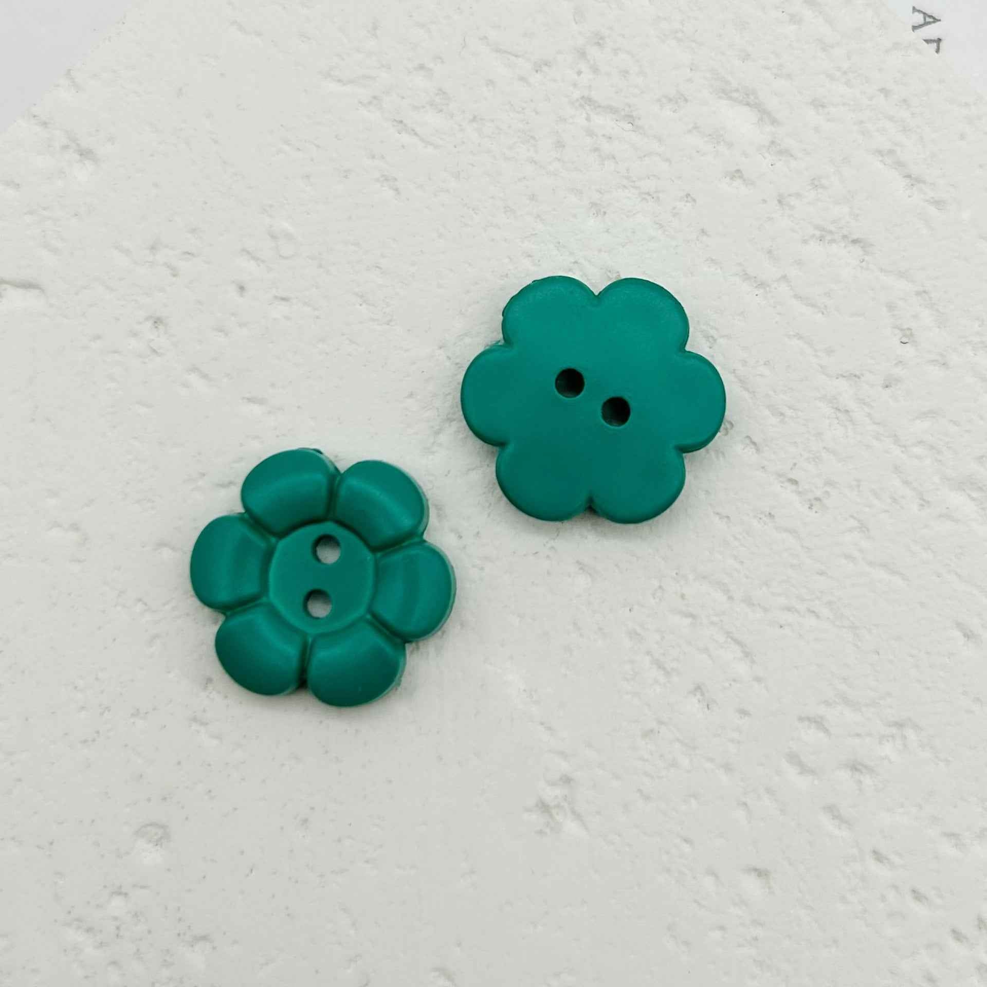 11.5mm grüne Kunststoff-Blumenknöpfe, 2 Löcher, für Kinderkleidung (2er Ansicht)