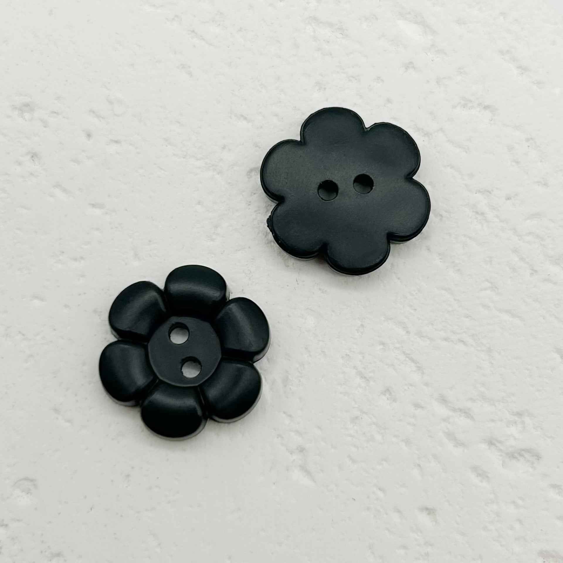 11.5mm schwarze Kunststoff-Blumenknöpfe, 2 Löcher, Kinderkleidung, runde Blütenform