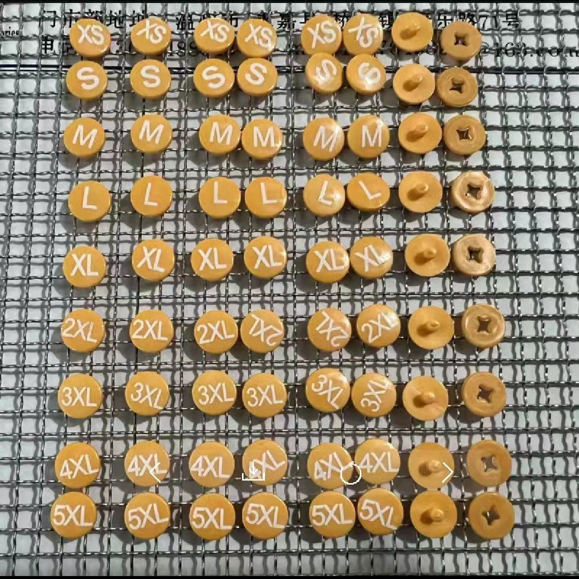 Orangene runde 2in1 Snap-Buttons mit Größenaufdruck (XS bis 5XL) auf Gitter